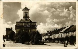 Poprád (Tátra, Magas-Tátra, Vysoké Tatry); Benesovo námestie, Evanjelicky kostol / evangélikus templom, üzletek / Lutheran church, shops (gyűrődések / creases)