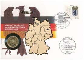 Németország 1991D 1M aranyozott Cu-Ni, tartományi címereket ábrázoló bélyeggel felbélyegzett "BERLIN" borítékban, bélyegzéssel, német nyelvű leírással T:UNC Germany 1991D 1 Mark gilt Cu-Ni in "BERLIN" envelope with stamps depicting provincial coats of arms and cancellation, with German description C:UNC