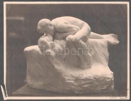 1906 Ligeti Miklós (1871-1944) szobrászművész autográf aláírása a Csók c. alkotását ábrázoló fotón. Nagyméretű fotó, egyik sarka sérült, 20,5x26 cm. (Ligeti Miklós a századforduló egyik legjelesebb magyar impresszionista szobrásza; munkái közé tartozik a városligeti Anonymus szobor (1903), illetve több más köztéri alkotás is.)