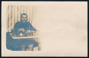 cca 1912 Töltényellenőrzés, töltés, osztályozás egy íróasztalnál, fotó szép állapotban, 9×13 cm