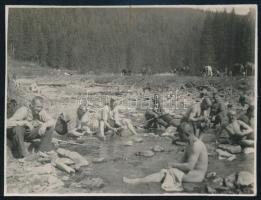 1916 Lovas katonák mosakodása egy patakban a fronton, hátoldalon feliratozott fotó, 7,5×10 cm