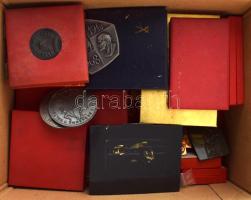 Egy doboznyi (30+ darab) főleg magyar, kisebb részben külföldi szocialista emlékérem, plakett, kitüntetés, jelvény és egyéb tétel.
