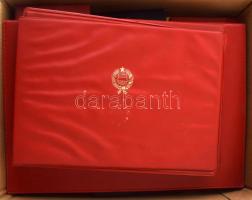 Egy doboznyi (30+ darab) főleg magyar, kisebb részben külföldi szocialista emlékérem, plakett, kitün...