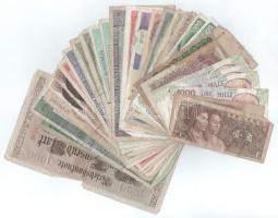 Vegyes 30db-os külföldi bankjegytétel, közte Jugoszlávia, Venezuela, Lengyelország, Peru, Olaszország, Ausztria, Spanyolország T:F-G 30pcs foreign banknote lot, within Yugoslavia, Venezuela, Poland, Peru, Italy, Austria, Spain C:F-G