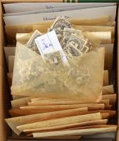 Krajcáros pergamentasakos rendező dobozban, kb 2.300 db bélyeg