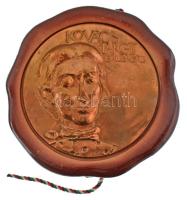 Ligeti Erika (1934-2004) DN "Kovács Margit emlékére" bronz lemezplakett, kerámia foglalatban hátlapján nemzetiszín zsinórból kialakított akasztóval (~115mm) T:AU