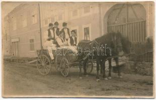 Nagyszeben, Hermannstadt, Sibiu; helyi lakosok lovas szekéren, népviseletben / local people in folk costume on a horse cart. photo (gyűrődések / creases)