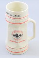 Hollóházi korsó a Márkushegyi Bányászüzem emblémájával, jelzett, hibátlan, m: 19 cm