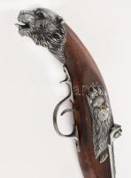 Medve figurás replika vadászpuska, kis hiánnyal, h: 65 cm