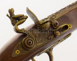 XVIII. századi kovás pisztoly replika, jó állapotban, h: 37 cm