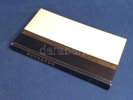 Anakreón:  Anakreóni versek. Anakreóni dalok, töredékek. Fordította Devecseri Gábor. Illusztrálta Szász Endre. (Számozott.) [Budapest], 1962. Magyar Helikon (Gyomai Kner Nyomda). 132 + [2] p. Első modern magyar kiadás. Bibliofil kiadásunk kolofonja: "Kötetünk a modern kritikai kiadások alapján tartalmazza Anakreón összes fennmaradt verseit és töredékeit, valamint az "anakreóni dalok" gyűjteményét. A fordítást ellenőrizte és a kötetet szerkesztette Falus Róbert. A jegyzetszótárt összeállította Szepesy Tibor. A kötésterv és tipográfia Ginács László munkája. Műszaki vezető Kugler Andor. Készült a Gyomai (Kner) Nyomdában, Bodoni betűvel, 6700 példányban. Ebből 1300 példány fél-bőr kötésben, számozva. Ez a könyv a 873. számú példány". A Kr. e. VI. században élt Anakreón költészete már az antikvitásban is komoly rajongást váltott ki, majd a rokokó fedezte fel a poéta kevés témára, ám annál nagyobb formaművészetre kihegyezett líráját. Elsőként Zechenter Antal fordított a költőből (Prága, 1785), az első teljes magyar Anakreón-fordítás Ponori Thewrewk Emiltől való (Budapest, 1885), Devecseri Gábor fordítása pedig az első, kritikai kiadások alapján, tudományos igénnyel készült magyar edíció. Oldalszámozáson belül Szász Endre egész oldalas illusztrációival. Aranyozott kiadói félbőr kötésben, jó példány.