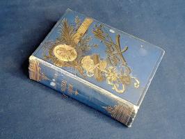 Jókai Mór:  Politikai divatok. Regény. I-III. kötet. [Egybekötve.] Budapest, 1874. Franklin-Társulat Magyar Irodalmi Intézet és Könyvnyomda. 289 [helyesen 299] + [3] p.; 241 + [1] p.; 151 + [3] p. Jókai Mór önéletrajzi elemeket is felvonultató, szabadságharc alatti és utáni időket megjelenítő politikai kalandregénye legjelentősebb írói korszakának kezdetén, 1862-1863-ban jelent meg először. Példányunk a mű második kiadásából származik. 1874-ből származó példányunk érdekessége, hogy míves kötése jó évtizeddel későbbről származik. Kötetünk könyvkötője, a műhelyét 1879-ben felállító Gottermayer Nándor e kék, aranyozott, festett egészvászon kötéstípus kliséjét kimondottan az 1885-1893 között megjelenő Jókai-újrakiadásokhoz használta, példányunk a kiadó raktárában maradt, korábbi kiadásból származik, melyet később újra piacra dobtak. Aranyozott, festett, illusztrált, vaknyomásos, enyhén kopott, kissé sérült gerincű, későbbi kiadói egészvászon kötésben (Gottermayer Nándor), márványmintás festésű lapszélekkel. Jó példány.