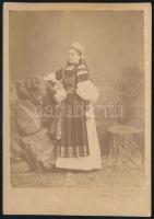 cca 1870-1890 Toroczkói (Torockó, Erdély) népviseletes lány, keményhátú fotó, Veress Ferenc (1832-1916) kolozsvári fényképész hidegpecséttel jelzett felvétele, 16x11 cm