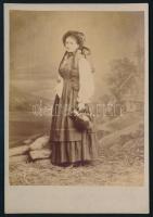 cca 1870-1890 Udvarhelyszéki népviseletes lány, keményhátú fotó Veress Ferenc (1832-1916) kolozsvári fényképész műterméből (,,Erdély részi népviselet fényképezde, Sétatér utsza 16 sz."), ritka, díszes verzóval, 16x11 cm