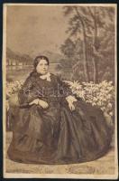 cca 1865-1870 Elegáns hölgy portréja tavat ábrázoló háttér előtt, vizitkártya Mayer György fényképíró pesti műterméből, kissé foltos, körbevágott karton, 9,5x6 cm