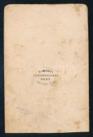 cca 1865 Szőrmesapkát és kötényt viselő férfi, mellette ládával, vizitkártya Simonyi Antal pesti műt...