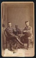 cca 1875 Katonatiszt és civil úr kutyával, vizitkártya August Meinhardt (Meinhardt Ágoston) nagyszebeni (Hermannstadt, Sibiu) műterméből, alján ráragadt papírmaradvánnyal, kis lyukakkal, 10,5x6,5 cm
