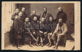 cca 1865-1870 Elegáns férfitársaság csoportképe, vizitkártya Molnár és Brodszky győri műterméből, alja sérült, 6,5x10,5 cm