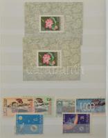 Sok száz külföldi bélyeg nagyon sok postatisztával, motívum sorokkal, blokkokkal (vágott is), 16 lap...