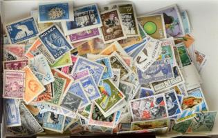 Kb. 1930-2000 788 db külföldi állat motívum bélyeg sok régebbivel, változatos anyag bonbonos dobozban