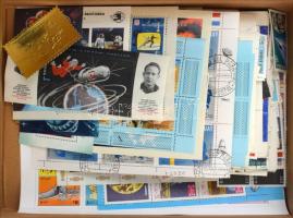 Kb. 1960-1990 986 db űrhajós motívum bélyeg + 101 db blokk, nagyrészt volt szocialista országok, arab államok, dobozban