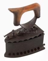 Régi szenes vasaló, sérült, m: 23 cm