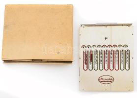 Danaddo magyar gyártmányú kézi számológép (összeadó és kivonó), gyártó: Danuvia Ipari és Kereskedelmi Rt., 1949. Alumínium, fogasléces működésű, egyszeres automatikus tizesátvitellel, 9 számjegy kapacitás, dobozában, 15x13 cm