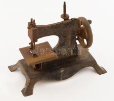 Régi játékvarrógép, közepes állapotban, 20x18 cm