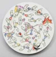 Inda- és pillangómintás kézzel festett kínai dísztál. Kína, XX. sz., jelzett, hibátlan, d: 26,5 cm