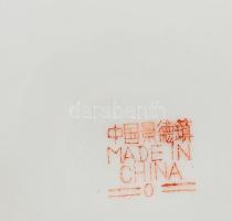 Inda- és pillangómintás kézzel festett kínai dísztál. Kína, XX. sz., jelzett, hibátlan, d: 26,5 cm