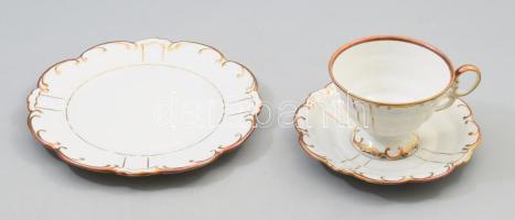 cca 1935 Porzellanfabrik Graf von Henneberg egyszemélyes reggeliző készlet, csésze alátéttel és desszertes tányér. Jelzett, minimális kopással, d: 19,5 cm