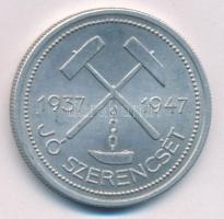 1947. "10 év a magyar fém szolgálatában - Magyar Bauxitbánya - Magyar-Szovjet Bauxit-Aluminium Rt. / 1937-1947 - Jó szerencsét" Al emlékérem kapszulában (36mm) T:AU