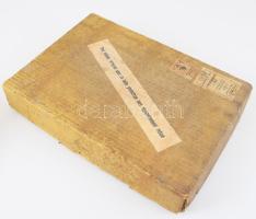 Emmanuel de Martonne: Géographie universelle. Tome IV. Europe centrale. Deuxieme partie: Suisse, Autriche, Hongrie, Tcheslovaquie, Pologne, Roumanie. Párizs, 1931, Libraire Armand Colin. 845 p. Francia nyelven. Külön fejezettel Magyarországról, néhány fekete-fehér képpel és egy térképpel Budapestről. Kiadói papírkötés, utolsó néhány lap felvágatlan, lapszéli apró foltokkal, kiadói kissé foltos karton tokban.