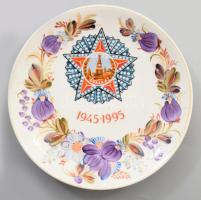 Doboznyi vegyes bolha tétel, porcelánokkal, közte 1989 Magyar Néphadsereg dísztál d: 24,5 cm