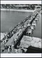 cca 1946 Bp., a Manci híd (a lerombolt Margit híd mellett épített ideiglenes hajóhíd), Dr. Kunszt János (1892-1960) budapesti fotóművész felvétele, modern nagyítás, 21x15 cm