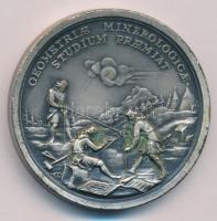 1960-1970 k. "Selmecbányai Bányászati Akadémia - bányaméréstan" Matthäus Donner emlékérméjének utánverete, ezüstpatinázott bronz jutalomérem. "GEOMETRIAE MINEROLOGIAE STUDIUM PRAEMIAT / MAR THERESIA PIA AUG FEL REI METALLURG RESTAURATRIX" (45mm) T:XF