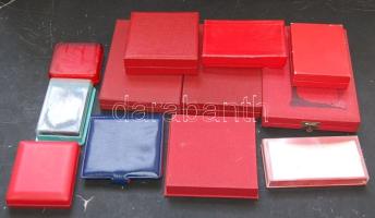 12db különféle méretű kitüntetés doboz