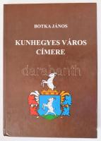 Botka János: Kunhegyes város címere. Heraldikai monográfia. Kunhegyes, 1998. 125p. Kiadói kartonált papírkrötésben