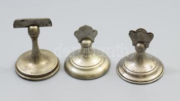 3 darab régi német fém ültetőkártya tartó, közte jelzett, kopással, m: 9,5 cm alatt