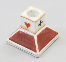 Antik gyufatartó, oldalán gyufagyújtó felülettel, francia kártya motívumaival díszítve, jelzés nélkül, 8x8x7 cm
