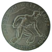 1942. "Landes Ski Wett Kämpf - Bistritz 1942 (Állami Síverseny 1942 - Beszterce)" német nyelvű Al jelvény "Fricker Budapest" gyártói jelzéssel (33mm) T:AU