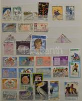 Néhány száz vegyes, főleg külföldi bélyeg 8 lapos, A/4-es berakóban