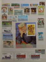 Néhány száz vegyes, főleg külföldi bélyeg 8 lapos, A/4-es berakóban