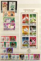 Észak-Korea modern tétel sok motívum bélyeggel, sorokkal, blokkokkal, benne egy Dél-Korea képeslap S...