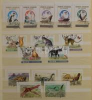 Észak-Korea modern tétel sok motívum bélyeggel, sorokkal, blokkokkal, benne egy Dél-Korea képeslap S...