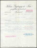 [Kézirat] Klösz Pál (1874-1951) grafikus, fényképész, nyomdavezető géppel írt üzleti levele a Klösz György és Fia Grafikai Műintézet fejléces levélpapírján, a levél alján hitelesítő bélyegzéssel és aláírással. (1942). Kelt: Budapest, 1942. április 8. Egyetlen levél, mérete: 290x223 mm, 16 gépelt sor. Klösz György (1844-1913) fotográfus, nyomdavezető, a dualizmus korának meghatározó fényképésze, Budapest-fotóival elévülhetetlen érdemeket szerzett. Az elismert fotográfus 1867-ben alapította vállalkozását, amelybe fiát, Klösz Pál nyomdászt 1903-ban vette be, a fotográfiai és litográfiai vállalkozás innentől viselte a "Klösz György és Fia" grafikai műintézet nevet. Géppel írt kéziratunk oklevél-sokszorosítással kapcsolatban tesz árajánlatot. A gépelt sorok alatt vállalati bélyegzés "ppa. Klösz György és Fia" felirattal, alatta ismeretlen személytől (feltehetően a cég titkárától) származó aláírás. Jó állapotú lap, hajtogatva.
