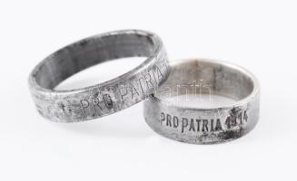 1914 2 db I. világháborús, Pro Patria 1914 jelzésű férfi és női gyűrű, m: 47,59, a női gyűrű belülről ezüsttel bevonva, "Aranyért vasat" mozgalmat indították a hadiárvák, özvegyek, rokkantak megsegítésére. Az adakozó lakosság "Pro Pátria 1914" jelzésű gyűrűt kapta emlékül.