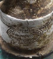 Régi román színes szódásüveg, sárkány fejjel, felirattal, pattogzással, m: 32 cm