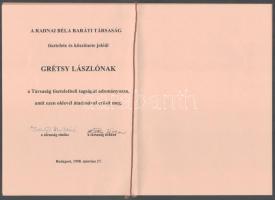 1998 Grétsy László (1932-2024) nyelvész részére a Radnai Béla Baráti Társaság által adományozott tiszteletbeli tagsági oklevél, borítékkal.