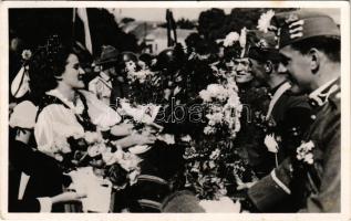 1938 Ipolyság, Sahy; "A Felvidék felszabadulásának első örömünnepe" bevonulás, honleányok virágokkal várják a honvédeket / entry of the Hungarian troops, cheering compatriot women giving flowers to the soldiers + "Az első visszatért magyar város Ipolyság" So. Stpl.